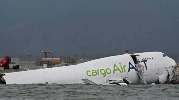VIDEO I Avión de carga se estrella y cae al mar en Hong Kong: ya deja dos muertos