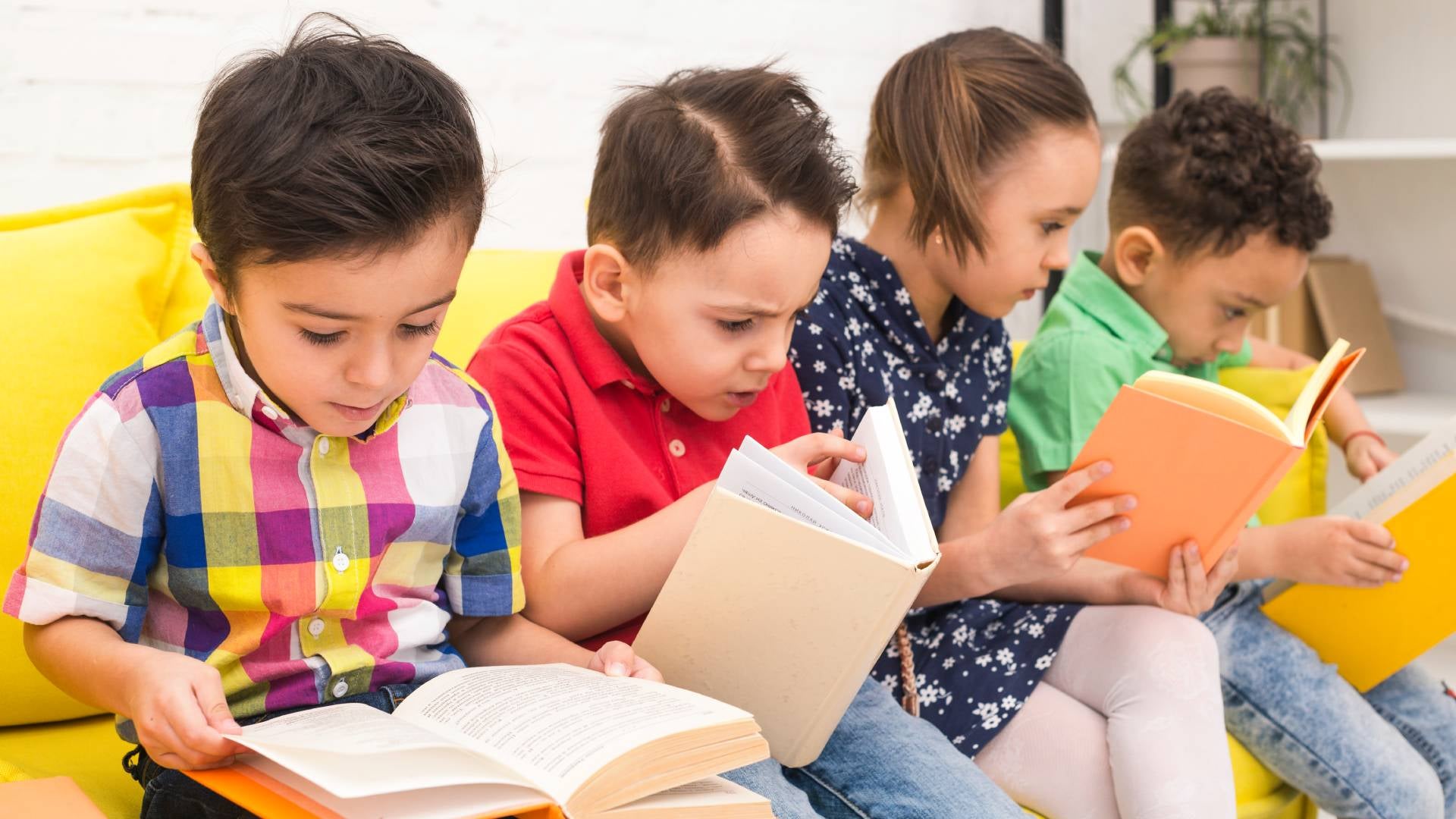 Grupo de niños leyendo Freepik