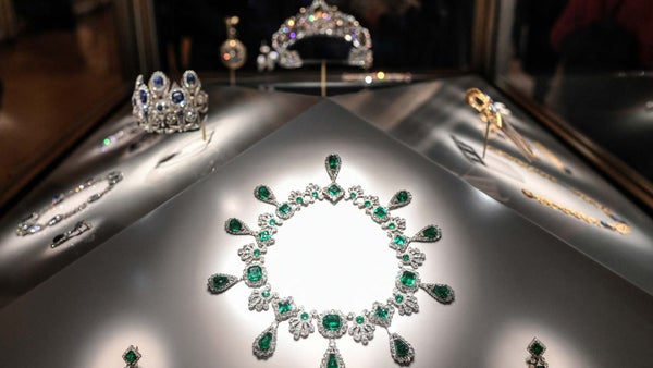 ¿Cuánto cuestan las históricas joyas robadas del museo del Louvre?