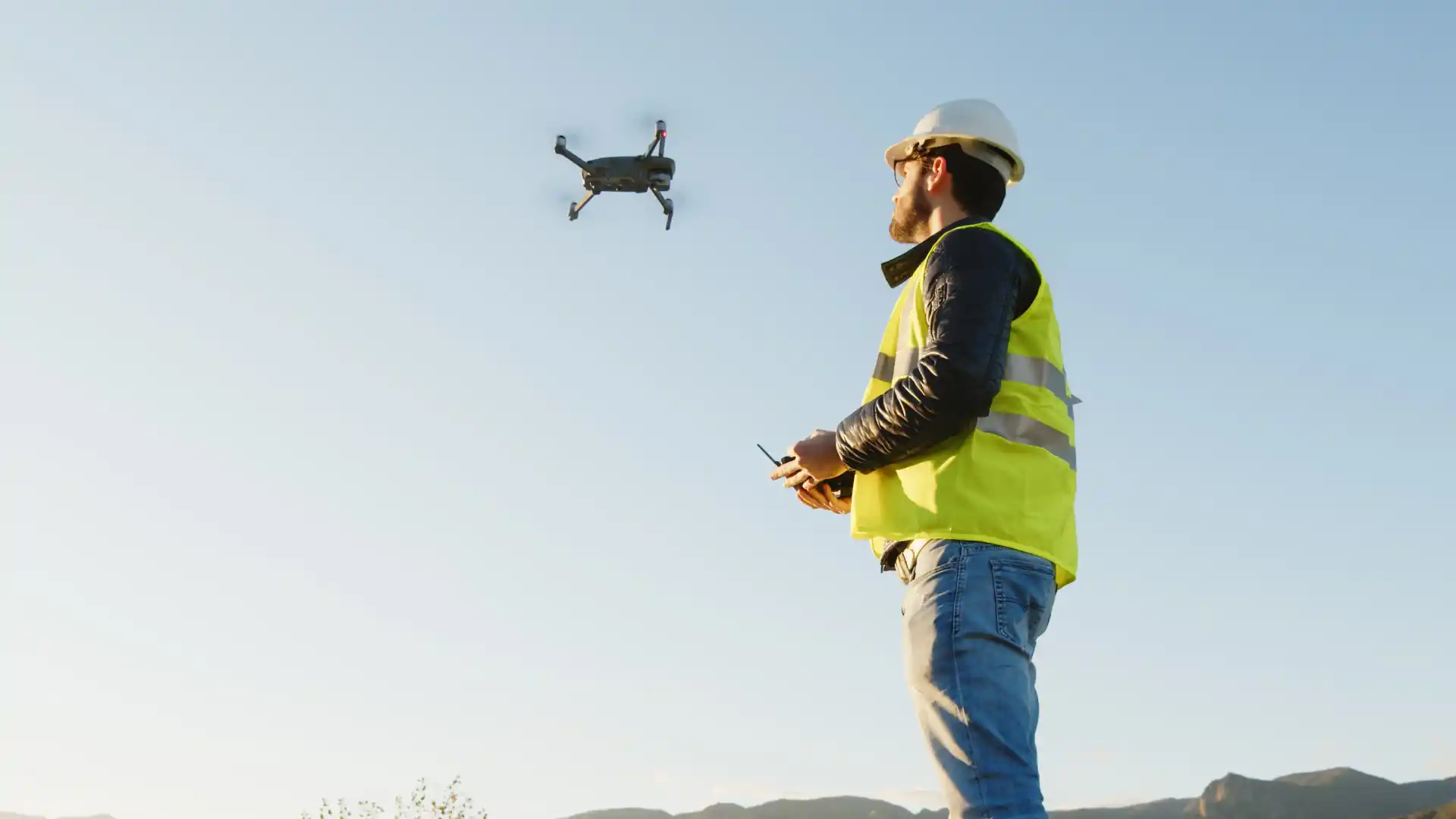 Persona usando dron en Colombia