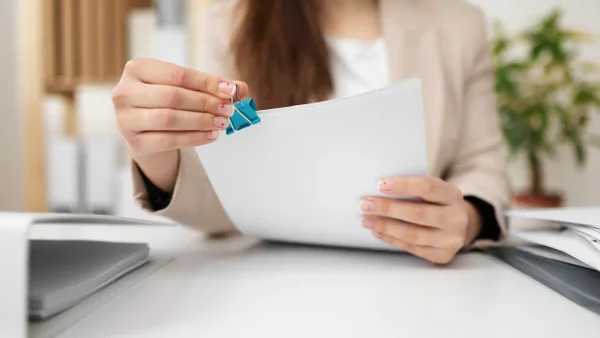 Certificado de tradición y libertad 2025: costos y cómo sacarlo en Colombia