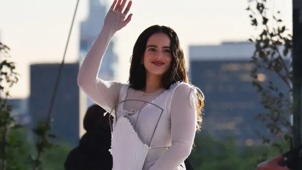 Rosalía podría enfrentar sanciones al hacer evento sorpresa en calle famosa de Madrid Rosalía podría enfrentar sanciones al hacer evento sorpresa en calle famosa de Madrid