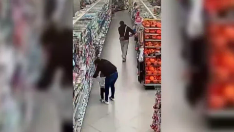 Bebé es usado por pareja para robar.