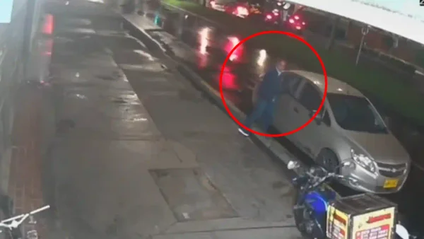 VIDEO | Segundo por segundo: así cayó rompevidrios que robó millonario botín en Bogotá VIDEO | Segundo por segundo: así cayó rompevidrios que robó millonario botín en Bogotá