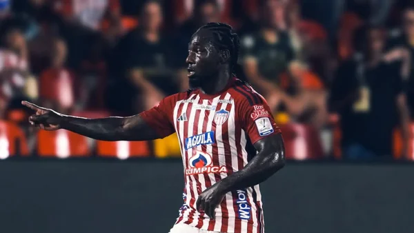 Yimmi Chará marcó un insólito autogol vs. América de Cali: de cabeza midiendo 1.68