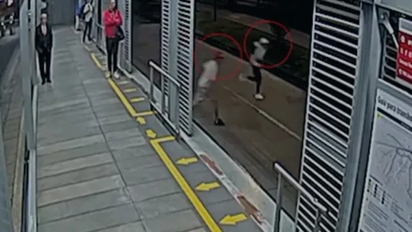 Video captó cómo víctimas de robo en Transmilenio corrieron detrás de los ladrones en plena estación Video captó cómo víctimas de robo en Transmilenio corrieron detrás de los ladrones en plena estación