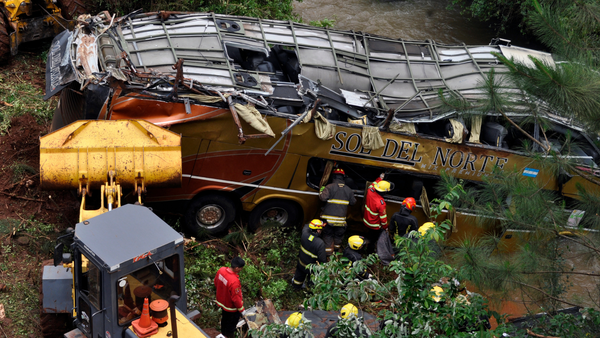 Tragedia en Argentina: bus de dos pisos cayó desde un puente, dejando 29 heridos y varios muertos
