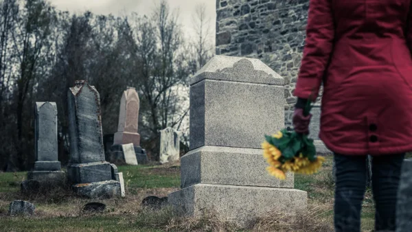 Video viral: mujer fue sorprendida profanando la tumba de un joven