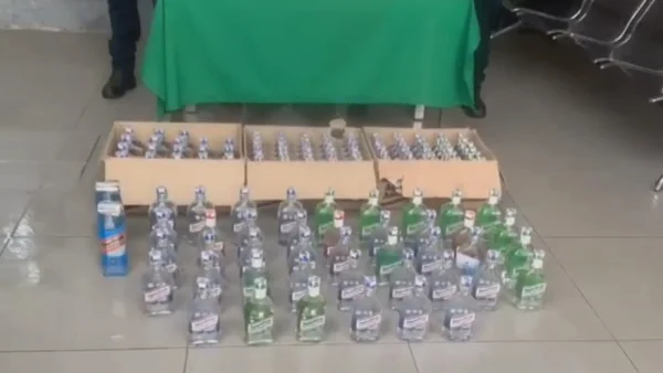 Sujetos fingieron ser empleados de una licorera para esconder casi 200 botellas adulteradas en Bogotá Sujetos fingieron ser empleados de una licorera para esconder casi 200 botellas adulteradas en Bogotá