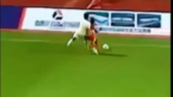 Habló por primera vez el futbolista que se rompió el cuello tras chocar con una valla publicitaria: ¿podrá volver a jugar? Habló por primera vez el futbolista que se rompió el cuello tras chocar con una valla publicitaria: ¿podrá volver a jugar?
