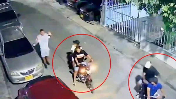 VIDEO | Violento atraco de motociclistas en plena restricción de parrillero en Cartagena