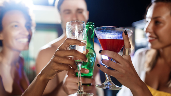 Consecuencias del consumo excesivo de alcohol y riesgos de los retos virales en fiestas Consecuencias del consumo excesivo de alcohol y riesgos de los retos virales en fiestas