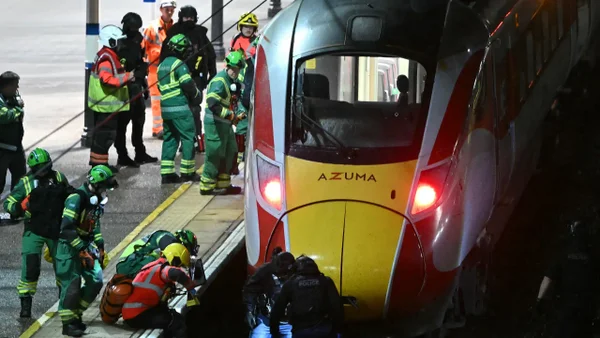 Descartan móvil terrorista tras ataque que dejó diez heridos en un tren de Reino Unido Descartan móvil terrorista tras ataque que dejó diez heridos en un tren de Reino Unido