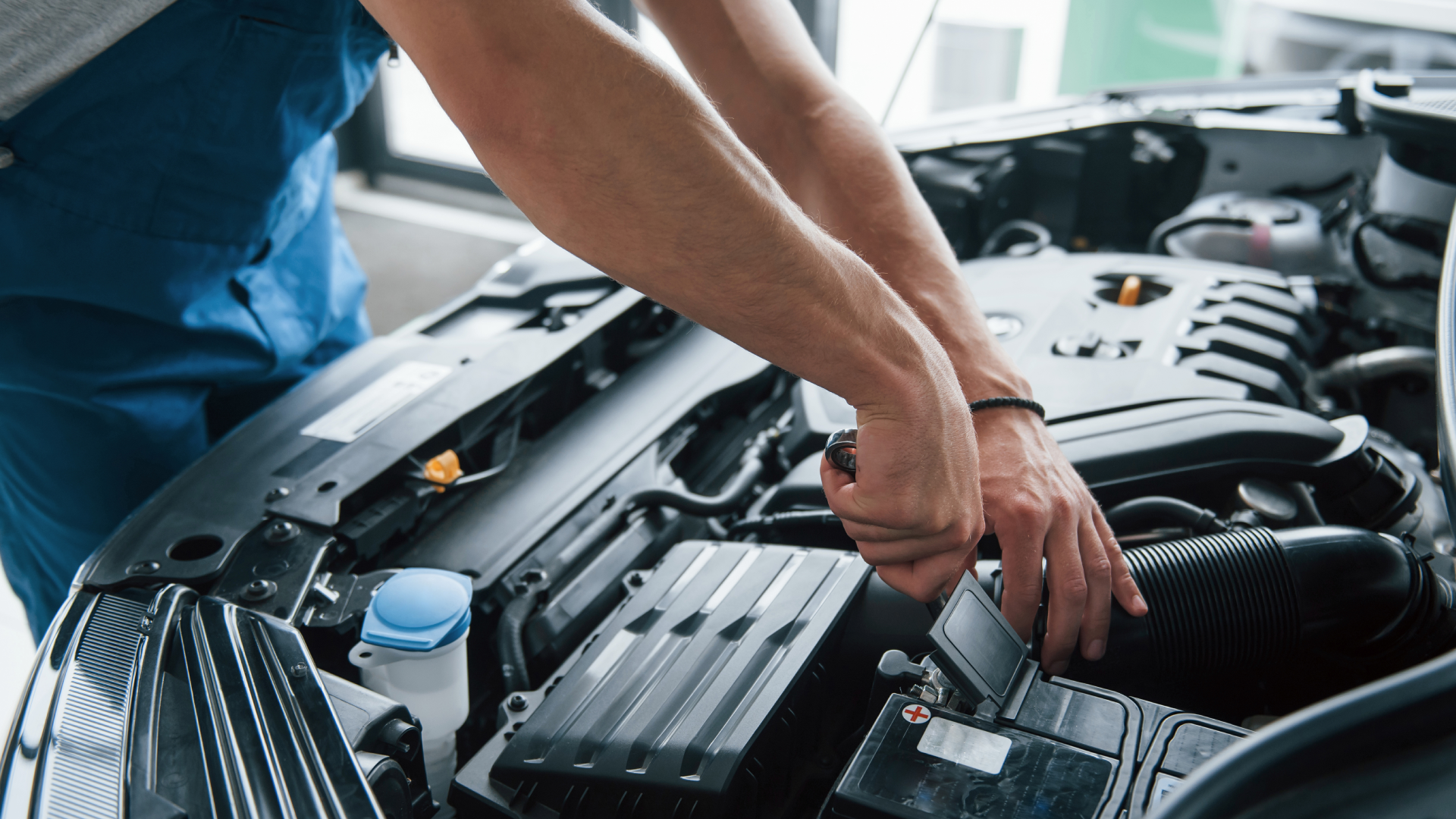 Malos hábitos que acortan la vida de la batería del carro