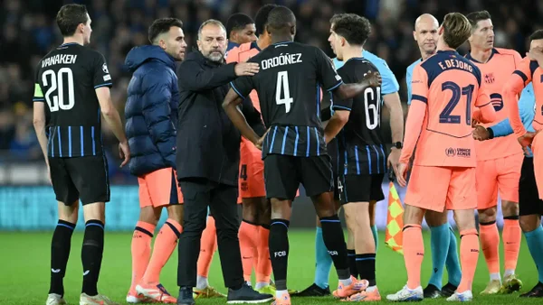 Enorme polémica arbitral salvó el empate del Barcelona en Champions League Enorme polémica arbitral salvó el empate del Barcelona en Champions League