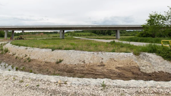 Imágenes satelitales revelan posible existencia de fosas comunes en Sudán Imágenes satelitales revelan posible existencia de fosas comunes en Sudán