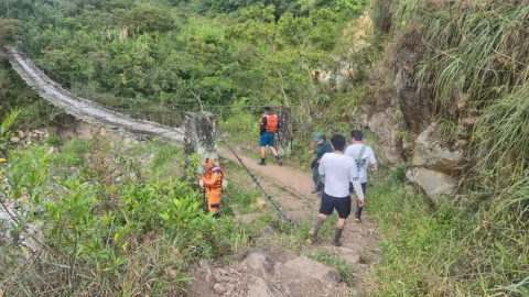 Bomberos arrastrados por la corriente