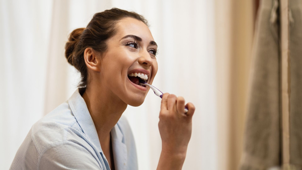 ¿Se debe cepillar los dientes antes o después de desayunar?: expertos lo explican
