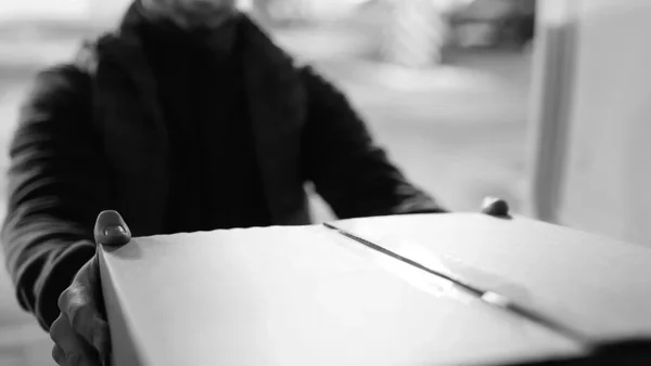 Siete personas resultaron hospitalizadas tras abrir un paquete "sospechoso" en una base de EE. UU.: ¿qué se sabe?