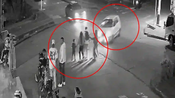 Video del taxista borracho que embistió a 11 personas y dejó a varios menores en estado crítico Video del taxista borracho que embistió a 11 personas y dejó a varios menores en estado crítico