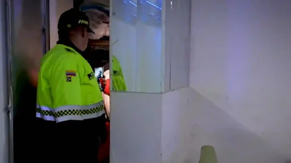 Encuentran a joven escondido en la habitación de un local donde hay actividades sexuales en Bogotá