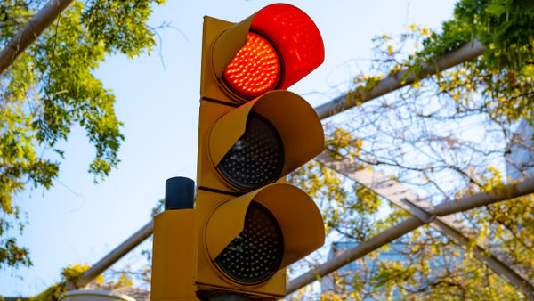 Giro a la derecha con semáforo en rojo: este es el único en el que el conductor puede evitar dura multa