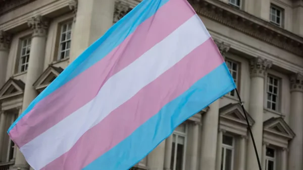 Agresor podría enfrentar hasta 16 meses en prisión por escupir a mujer trans durante evento religioso