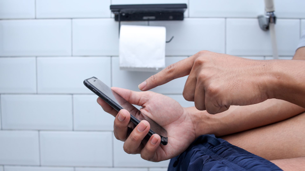 ¿Va al baño con su celular?: estos serían los principales riesgos, según expertos ¿Va al baño con su celular?: estos serían los principales riesgos, según expertos