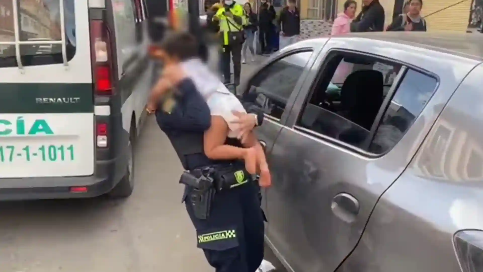 Niño abandonado en un carro en Bogotá.