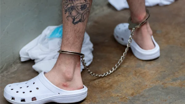 HRW denuncia torturas y abusos a migrantes venezolanos en megacárcel de El Salvador