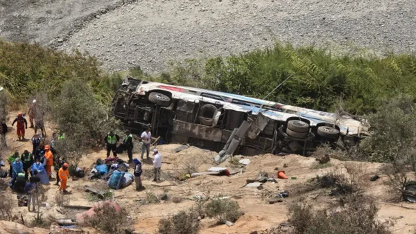 37 personas murieron y otras 24 resultaron heridas en accidente de bus en la vía Panamericana