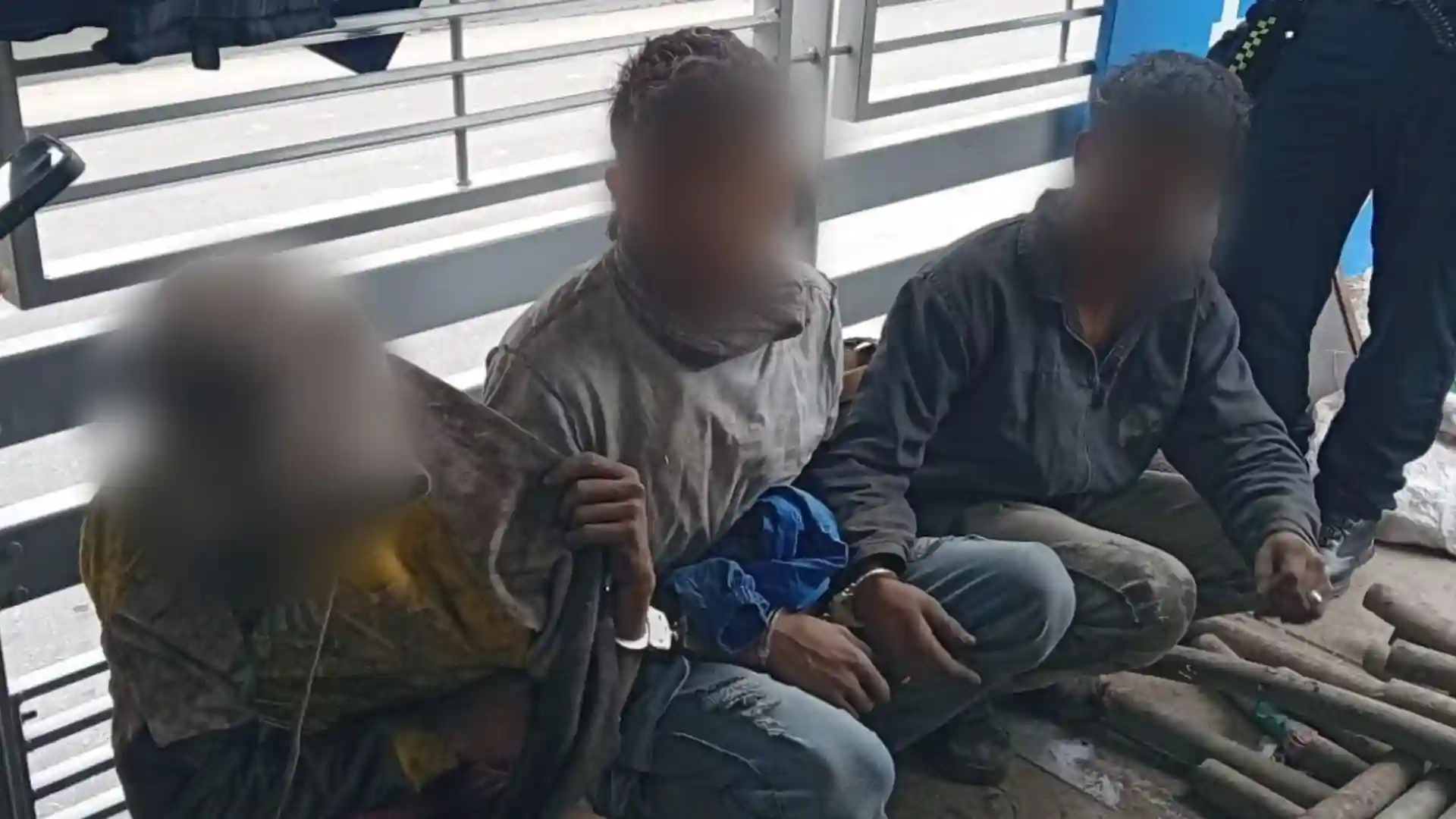 Ladrones de Transmilenio debajo de la estación.