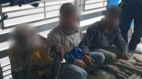 Ladrones de Transmilenio debajo de la estación.