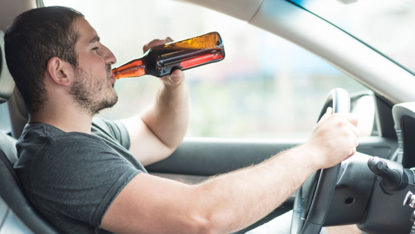 Conducir bajo los efectos del alcohol aumenta los riesgos hasta 17 veces más