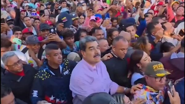 Maduro salió a las calles de Caracas para lanzar un mensaje a Trump: "¡yes peace!"