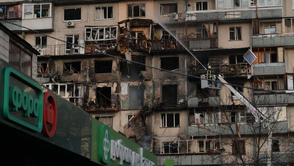 Rusia intensifica sus ataques en Ucrania: bombardeos en zona residencial de Kiev dejan seis muertos