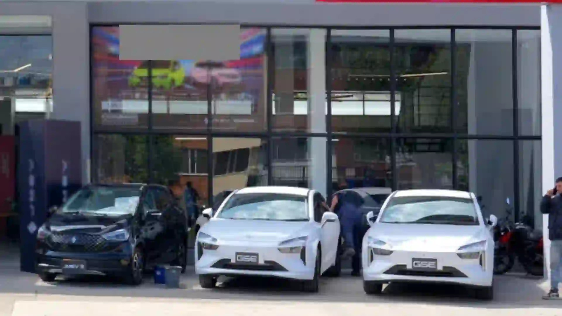 ¿Cuánto vale un carro eléctrico en Colombia y qué tan cierto es que las baterías no duran?