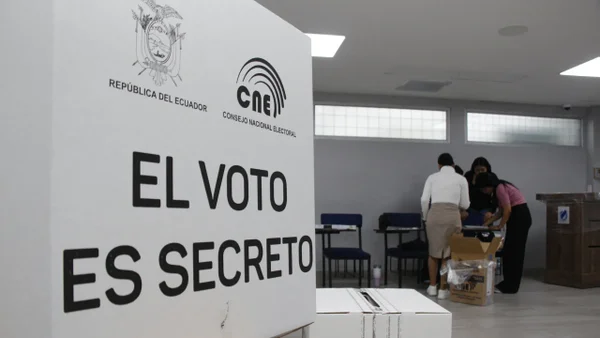Ecuatorianos votan para decidir si cambia la constitución y vuelven las bases militares extranjeras a su territorio Ecuatorianos votan para decidir si cambia la constitución y vuelven las bases militares extranjeras a su territorio