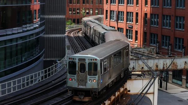Sujeto roció a joven con un líquido desconocido y le prendió fuego tras discutir en un tren de Chicago Sujeto roció a joven con un líquido desconocido y le prendió fuego tras discutir en un tren de Chicago