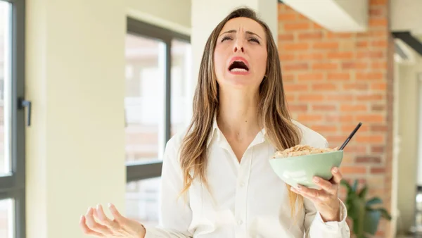 Alimentarse en exceso durante episodios de estrés: expertos explican la relación Alimentarse en exceso durante episodios de estrés: expertos explican la relación