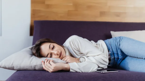 Dormir la siesta vuelve a ser protagonista: la ciencia analiza este hábito y sus efectos en la salud Dormir la siesta vuelve a ser protagonista: la ciencia analiza este hábito y sus efectos en la salud