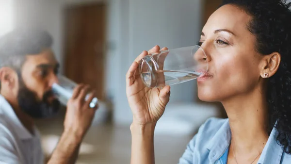 ¿Cuántos litros de agua se debería tomar al día? ¿Cuántos litros de agua se debería tomar al día?