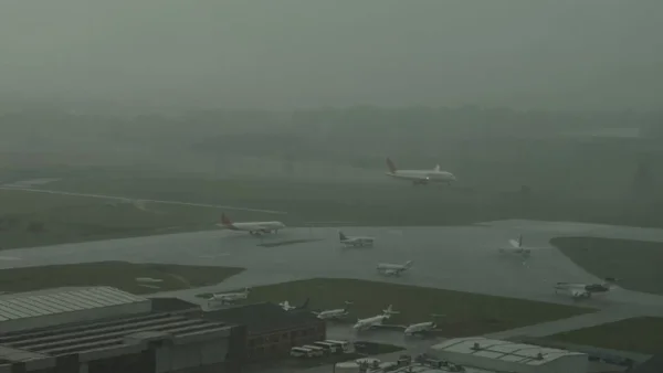¿Dejará de operar Aeropuerto El Dorado por las fuertes lluvias? Así está la terminal tras las inundaciones internas