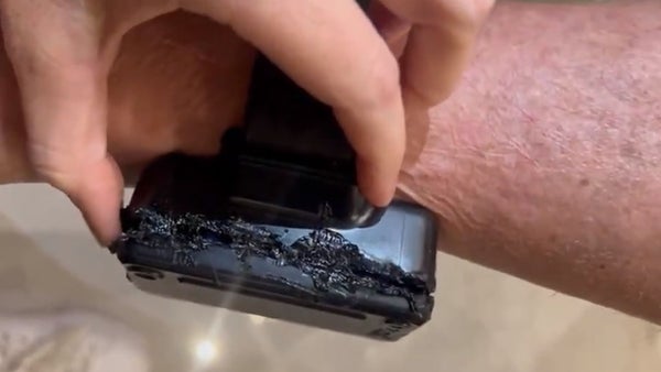 Video revela que Jair Bolsonaro intentó quemar su tobillera electrónica con un soldador Video revela que Jair Bolsonaro intentó quemar su tobillera electrónica con un soldador