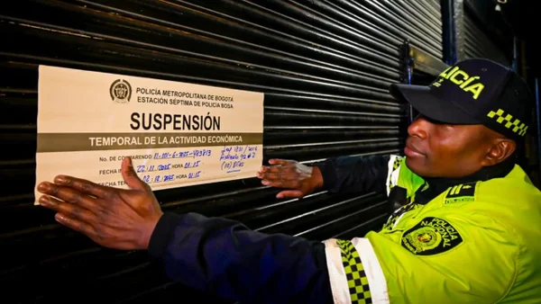 Autoridades descubren a menor consumiendo licor en un bar: estaba con su padre Autoridades descubren a menor consumiendo licor en un bar: estaba con su padre