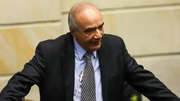 Corte expulsó a magistrado Héctor Carvajal del debate pensional por vínculos previos con Colpensiones Corte expulsó a magistrado Héctor Carvajal del debate pensional por vínculos previos con Colpensiones