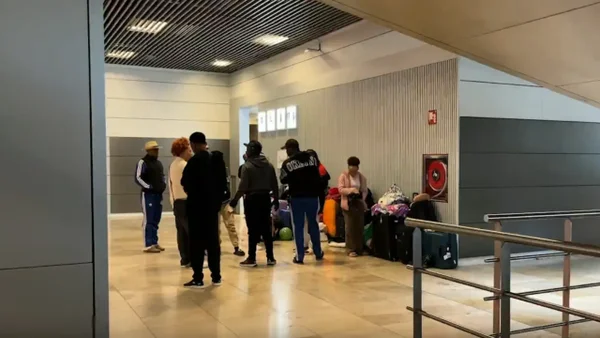 Colombianos están varados en Madrid por cancelación de vuelos a Venezuela: tenían escala en Caracas Colombianos están varados en Madrid por cancelación de vuelos a Venezuela: tenían escala en Caracas