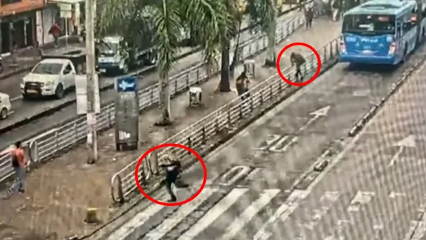 VIDEO | Asalto a mano armada dentro de un banco en Cali terminó con tiroteo y dos capturados VIDEO | Asalto a mano armada dentro de un banco en Cali terminó con tiroteo y dos capturados