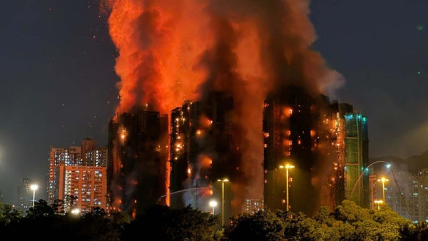 Incendio en complejo residencial de Hong Kong deja por lo menos 13 muertos Incendio en complejo residencial de Hong Kong deja por lo menos 13 muertos