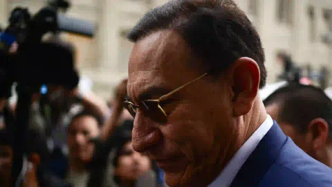 Condenan al expresidente de Perú, Martín Vizcarra, por caso de corrupción